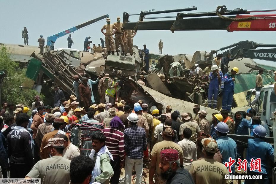Paquistão: Colisão de trem com vagões descarrilados deixa 36 mortos 