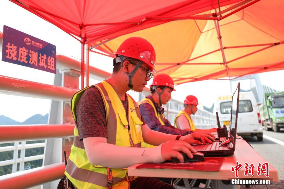 Guizhou: rodovia Duyun-Anshun passa por teste de carga de 840 toneladas