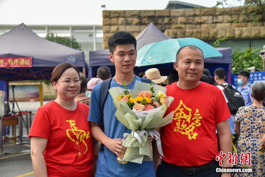 China: estudantes celebram com seus pais o fim do vestibular 