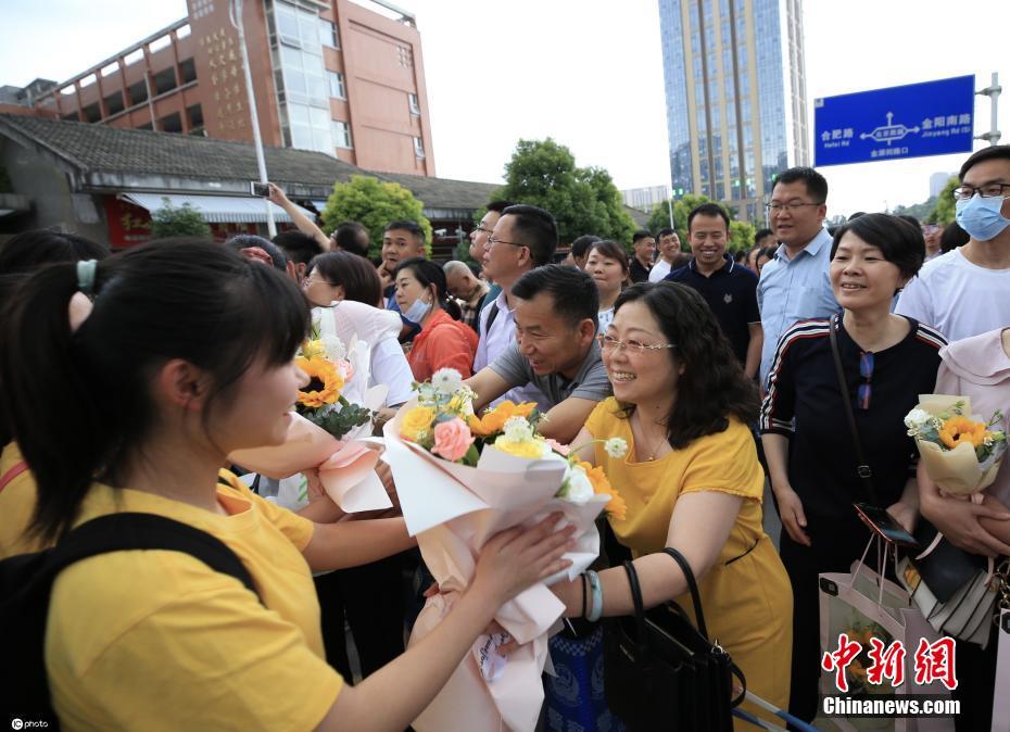 China: estudantes celebram com seus pais o fim do vestibular 