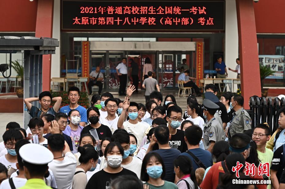 China: estudantes celebram com seus pais o fim do vestibular 