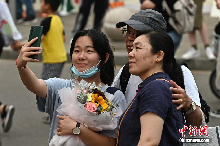 China: estudantes celebram com seus pais o fim do vestibular 