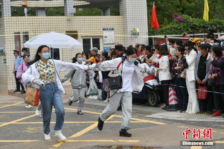 China: estudantes celebram com seus pais o fim do vestibular 