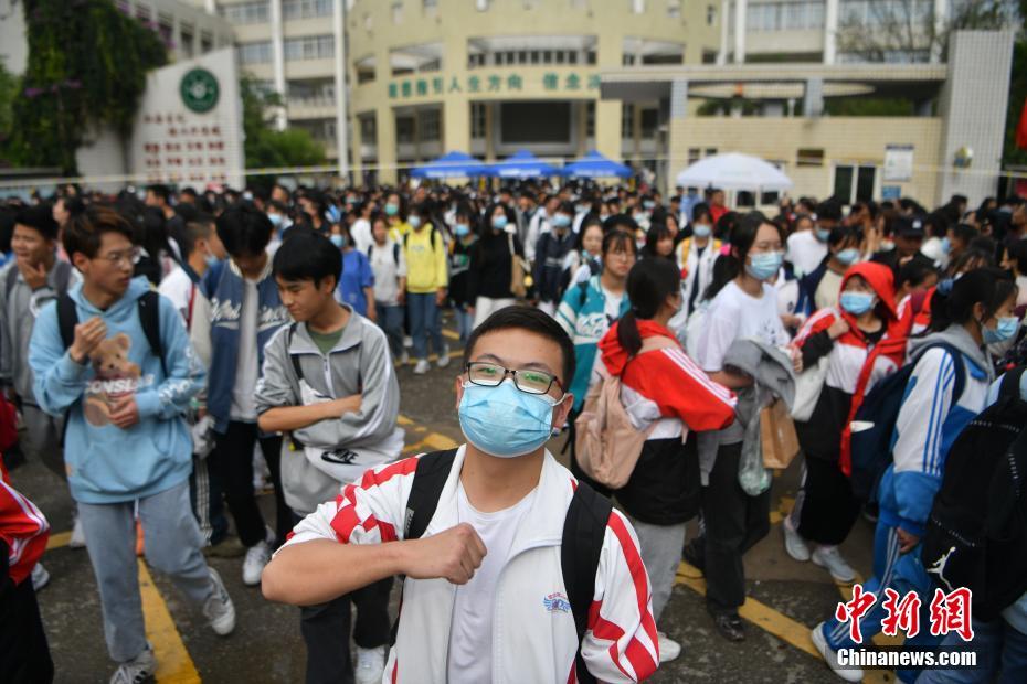 China: estudantes celebram com seus pais o fim do vestibular 