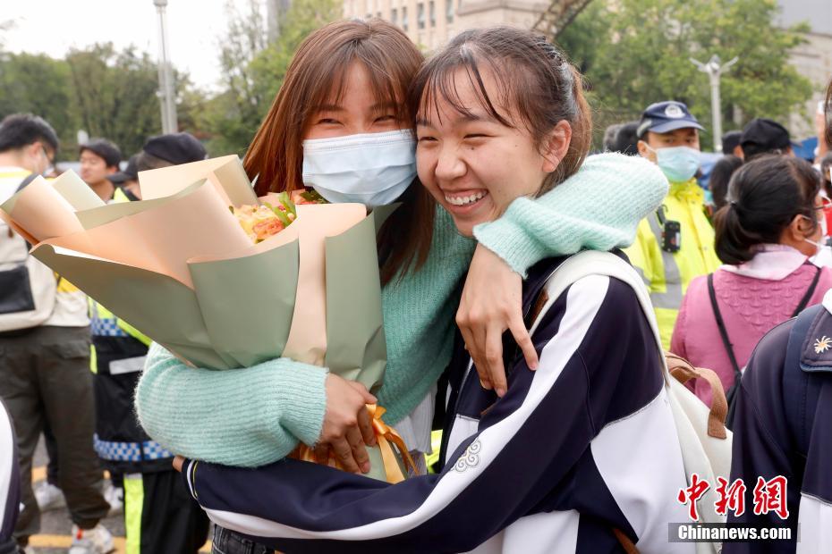 China: estudantes celebram com seus pais o fim do vestibular 