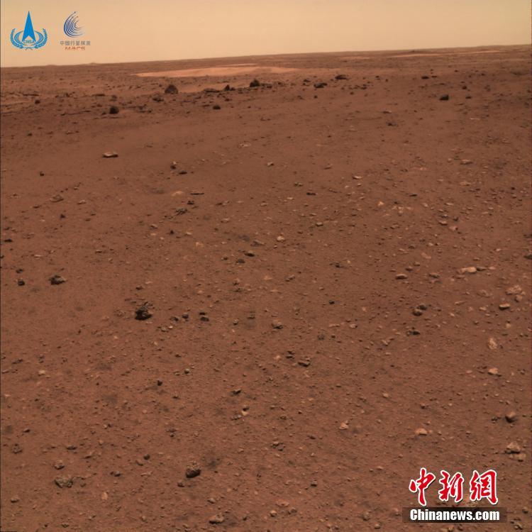 China divulga novas imagens de Marte mostrando a bandeira nacional no planeta vermelho