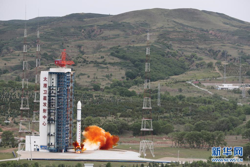 China lança 4 satélites com recurso a foguete transportador
