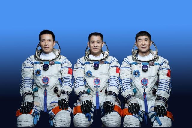 China enviará três astronautas à estação espacial nacional
