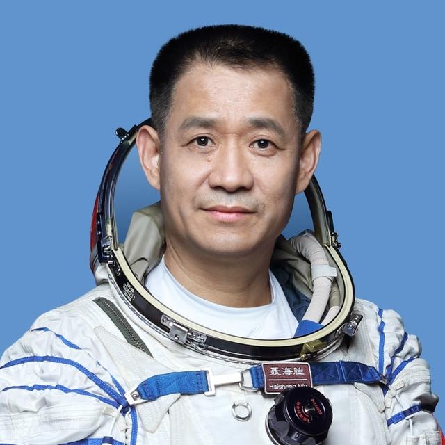 China enviará três astronautas à estação espacial nacional