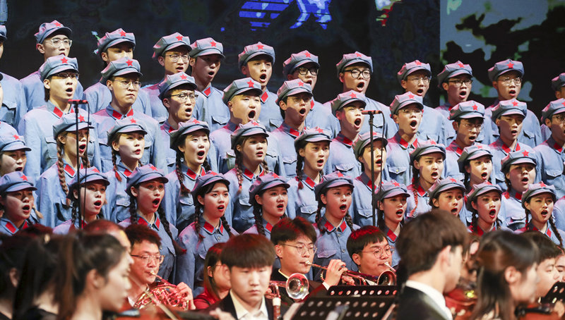 Jiangsu: professores e alunos cantam música da Longa Marcha para celebrar o 100º aniversário da fundação do PCCh