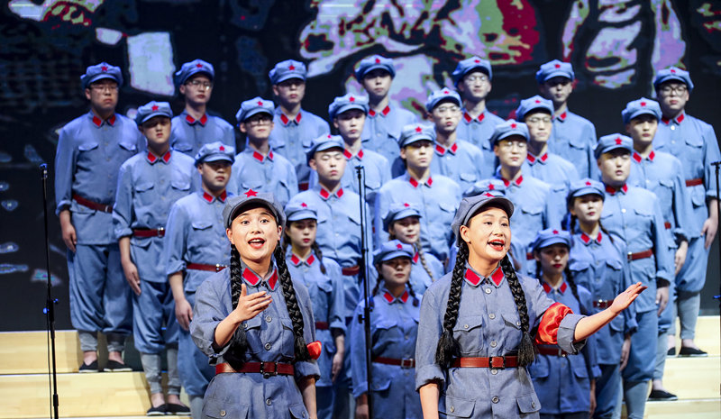 Jiangsu: professores e alunos cantam música da Longa Marcha para celebrar o 100º aniversário da fundação do PCCh