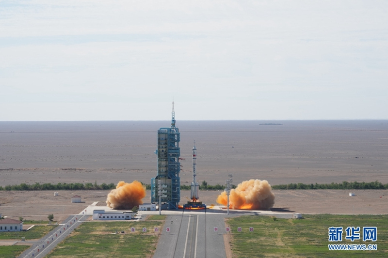 China lança primeira missão tripulada para construção de estação espacial