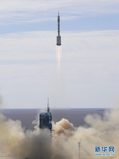 China lança primeira missão tripulada para construção de estação espacial