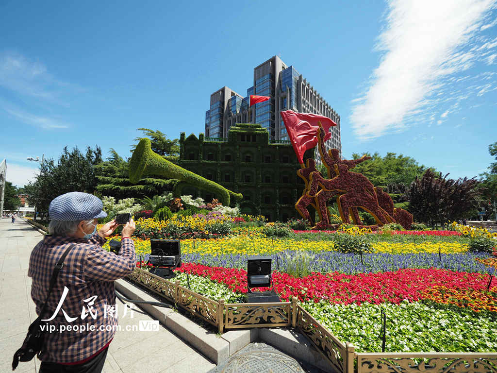 Canteiros de flores instalados em Beijing para celebrar o 100º aniversário da fundação do PCCh