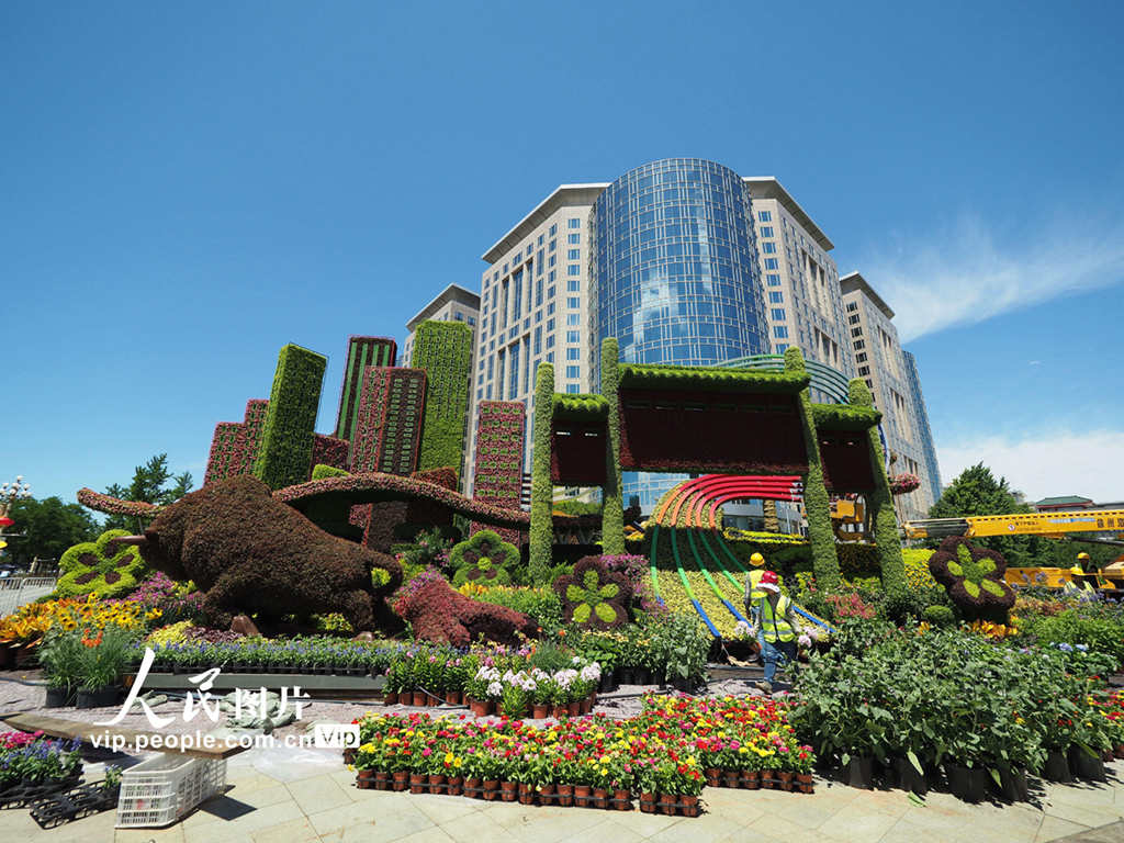 Canteiros de flores instalados em Beijing para celebrar o 100º aniversário da fundação do PCCh