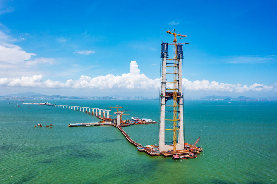 Torre de cabos leste da ponte Lingdingyang é concluída