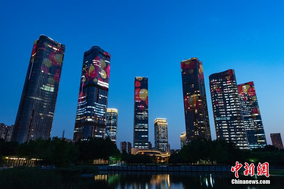 Eidifícios de Beijing iluminam-se para dar as boas-vindas ao centenário da fundação do PCCh