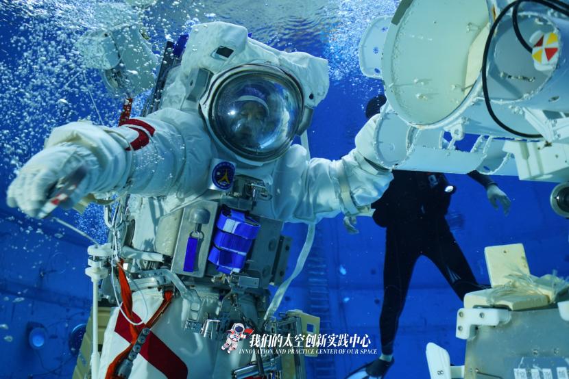 Galeria: treinamento subaquático da tripulação da missão Shenzhou-12