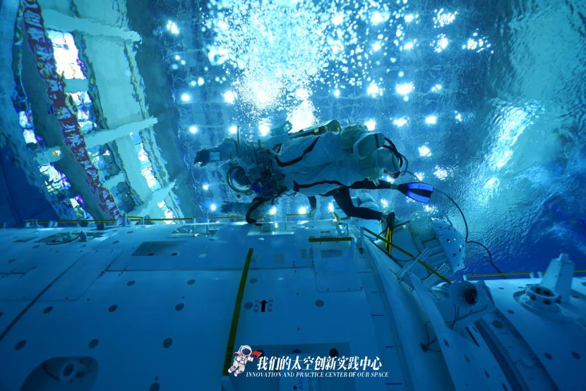 Galeria: treinamento subaquático da tripulação da missão Shenzhou-12