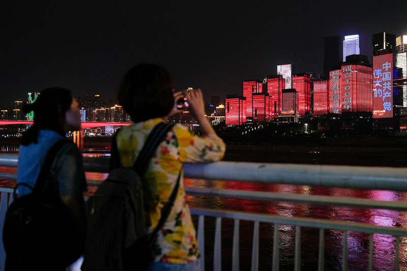 Eidifícios de Chongqing iluminam-se para dar as boas-vindas ao centenário da fundação do PCCh