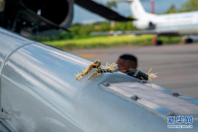 Presidente colombiano sai ileso após ataque a helicóptero onde viajava