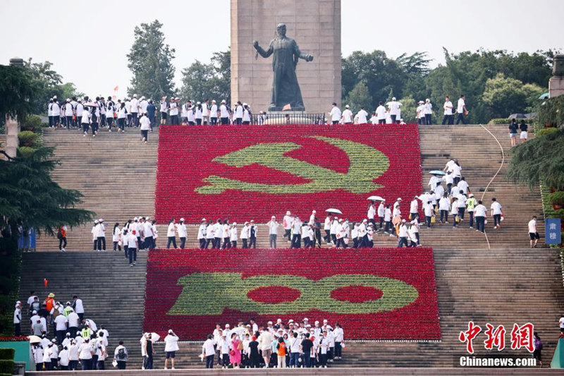 Nanjing: Parque Memorial de Mártires de Yuhuatai decorado para as comemorações do 100º aniversário da fundação do PCCh