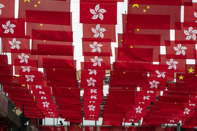 Hong Kong celebra aniversário do retorno à pátria com show de bandeiras