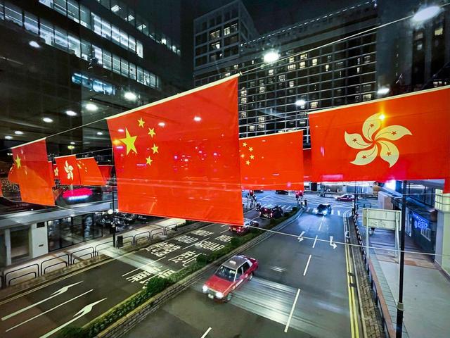 Hong Kong celebra aniversário do retorno à pátria com show de bandeiras