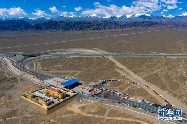 China inaugura via expressa mais longa do mundo através do deserto