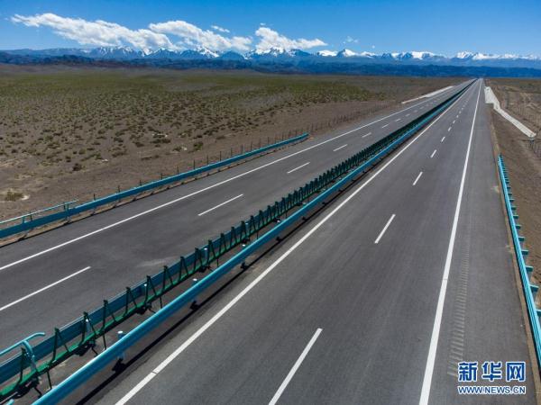 China inaugura via expressa mais longa do mundo através do deserto