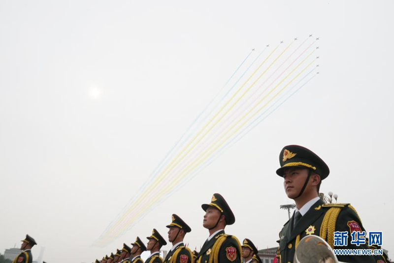 Aeronaves militares sobrevoam Praça Tian'anmen em escalões para celebrar centenário do PCCh