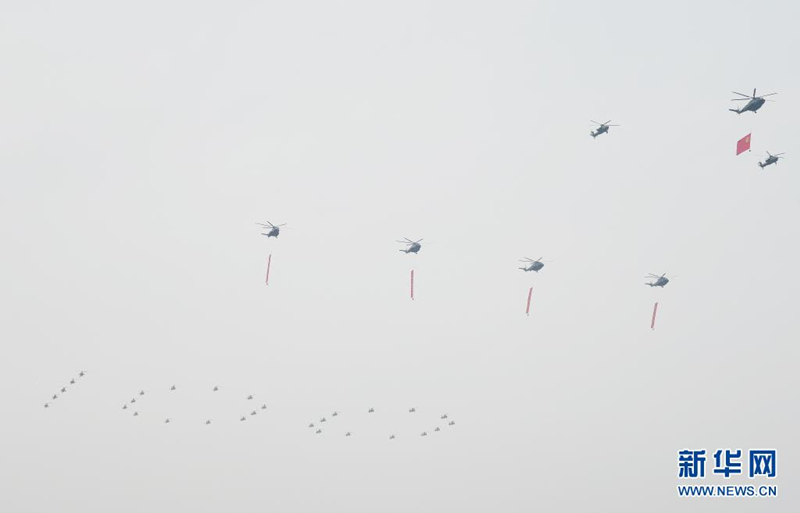 Aeronaves militares sobrevoam Praça Tian'anmen em escalões para celebrar centenário do PCCh