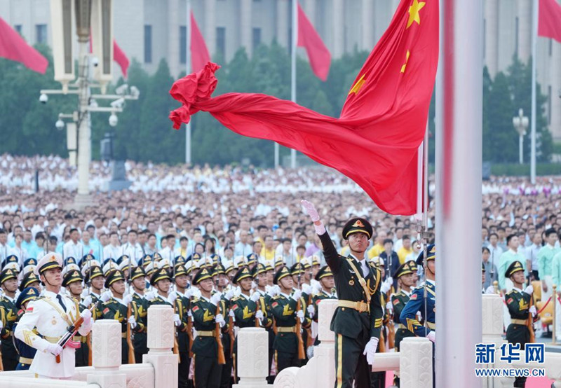 Cerimônia de hasteamento da bandeira nacional é realizada na Praça Tian'anmen durante cerimônia do centenário do PCCh