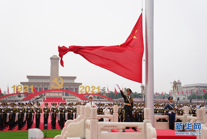 Cerimônia de hasteamento da bandeira nacional é realizada na Praça Tian'anmen durante cerimônia do centenário do PCCh