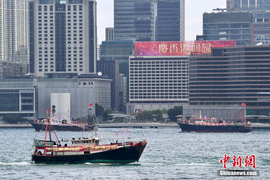 Hong Kong: centenas de barcos de pesca desfilam para comemorar o centenário da fundação do PCCh e o retorno de Hong Kong