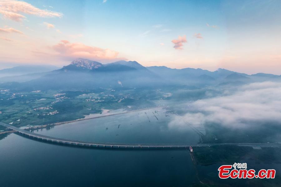 Jiangxi: nascer do sol cria fantástico cenário ao longo da via expressa