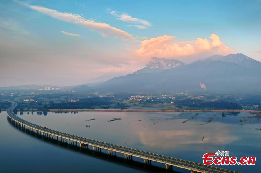 Jiangxi: nascer do sol cria fantástico cenário ao longo da via expressa