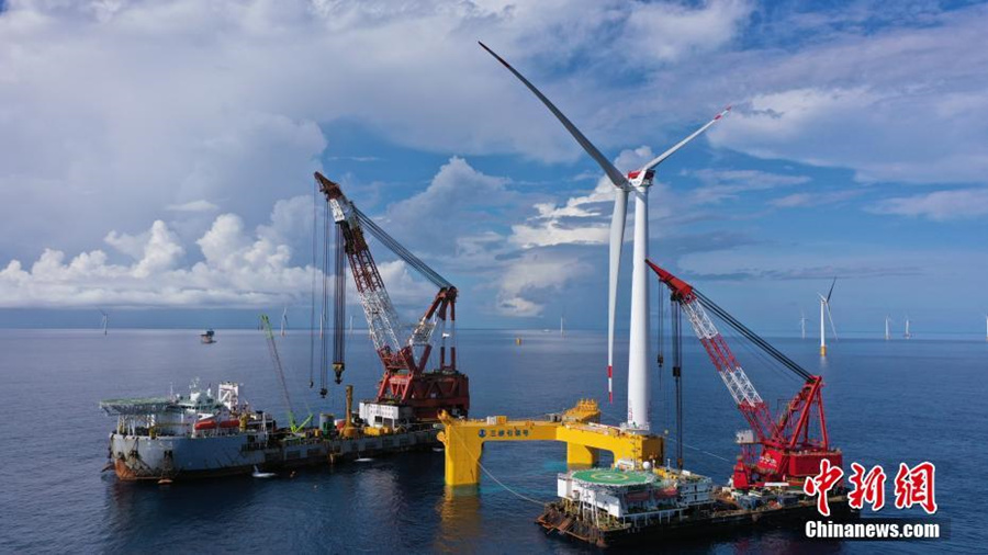 Primeira turbina eólica offshore flutuante anti-tufão do mundo é instalada com sucesso no sul da China