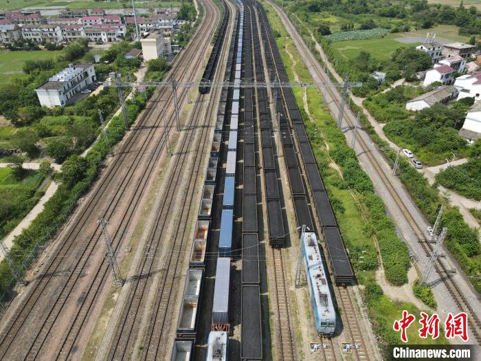 Jiangxi redistribui trens para satisfazer necessidades de carvão e gerar energia no verão  