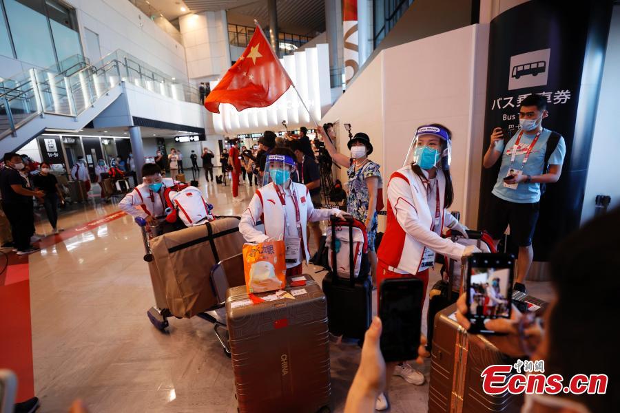 Membros da delegação esportiva chinesa chegam a Tóquio
