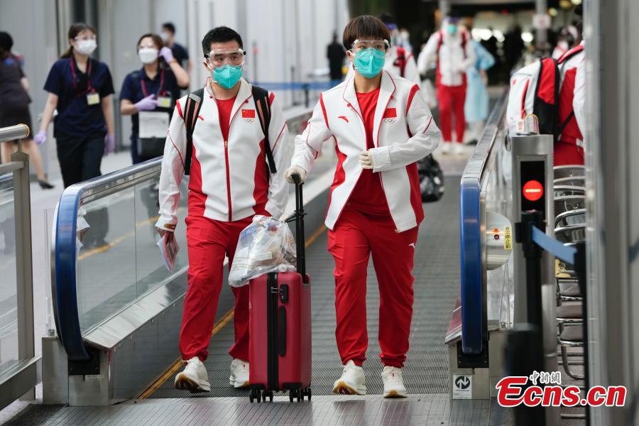 Membros da delegação esportiva chinesa chegam a Tóquio