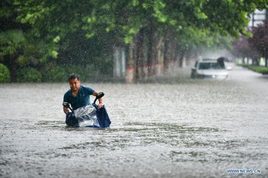 Chuvas fortes em Zhengzhou provoca 12 mortes