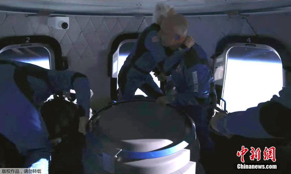 Blue Origin completa primeira viagem ao espaço com humanos