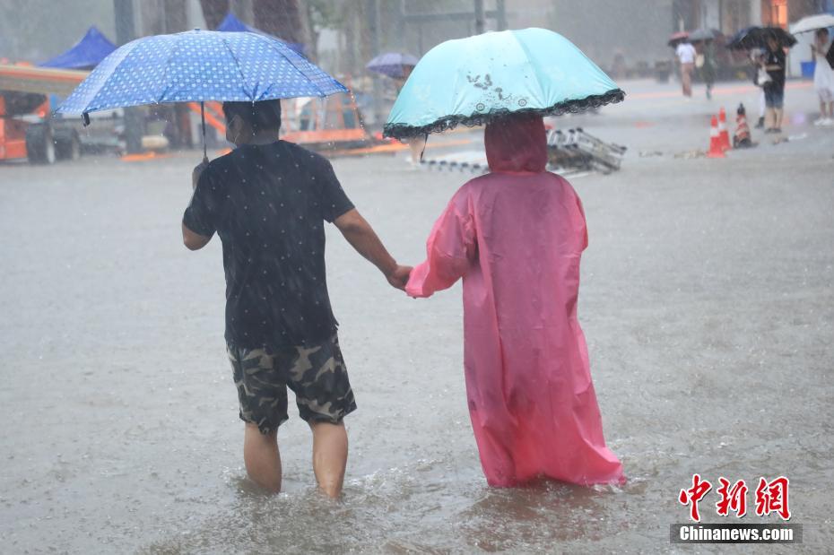 Galeria: momentos emocionantes nas chuvas fortes de Henan