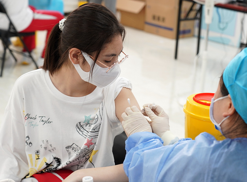 Beijing lança campanha de vacinação contra a Covid-19 para jovens dos 12 aos 17 anos