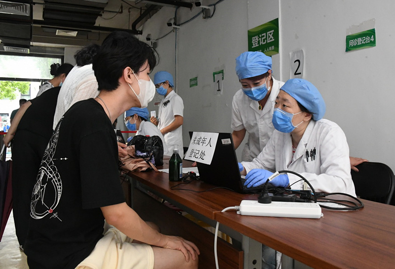 Beijing lança campanha de vacinação contra a Covid-19 para jovens dos 12 aos 17 anos
