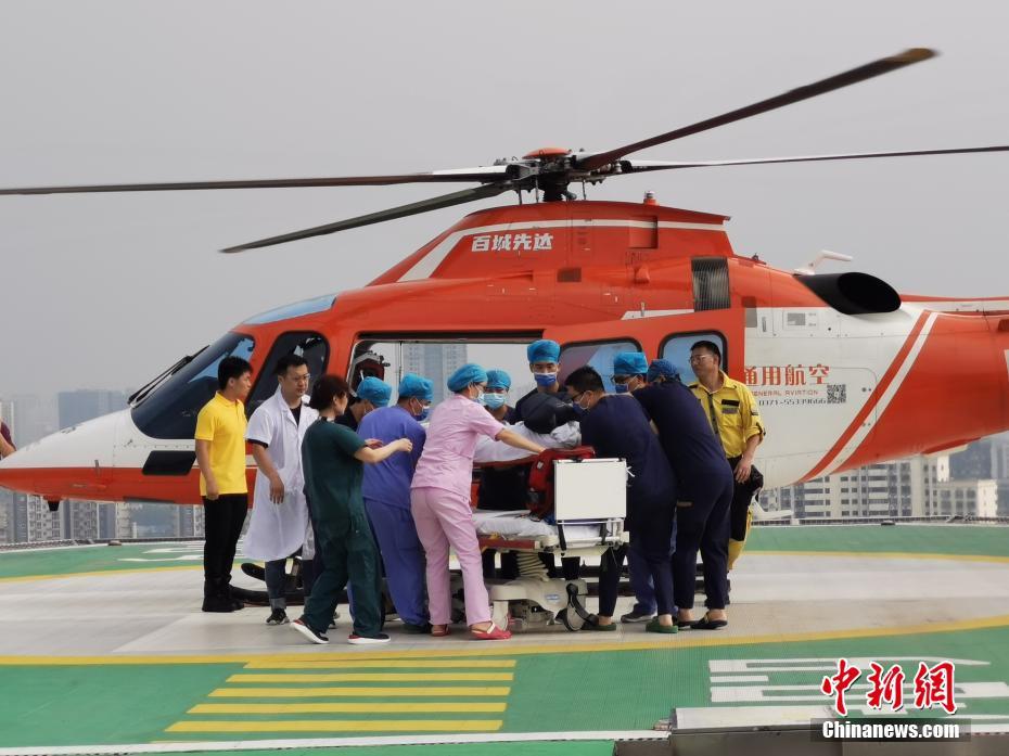 Zhengzhou transfere pacientes internados em helicópteros e botes