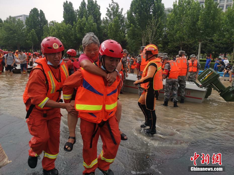 Zhengzhou transfere pacientes internados em helicópteros e botes