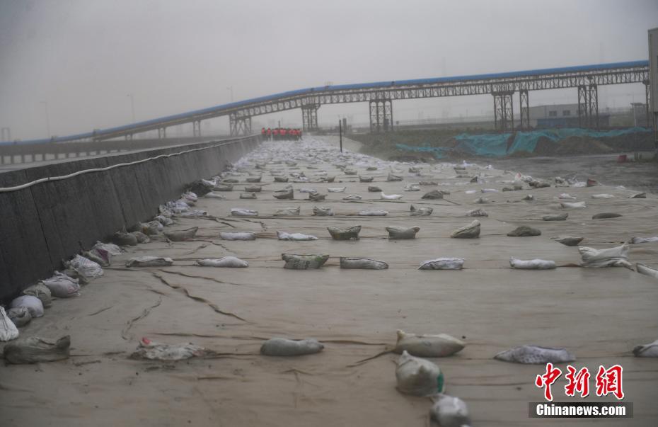 Tufão In-Fa toca o solo no leste da China