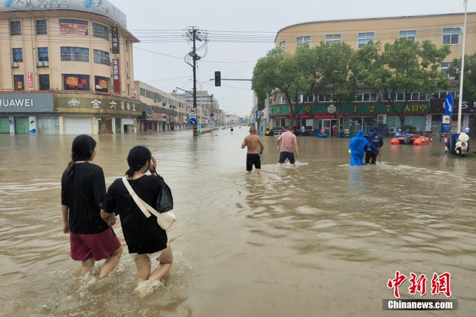 Tufão In-Fa toca o solo no leste da China